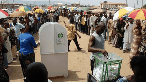 Nigerian voters queuing on election day